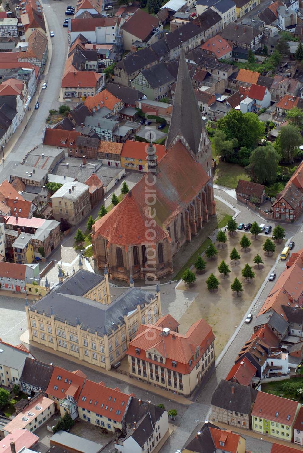 Bützow from the bird's eye view: Bützow ist eine Kleinstadt im Landkreis Güstrow in Mecklenburg-Vorpommern (Deutschland). Sie ist außerdem Verwaltungssitz des Amtes Bützow Land, dem weitere elf Gemeinden angehören. Zu sehen ist die Stiftskirche St. Maria, Johannes und Elisabeth. Dahinter der Kirchenplatz