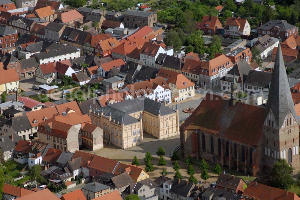 Aerial image Bützow - Blick auf die Stiftskirche St. Maria, St. Johannes und St. Elisabeth in Bützow und das Rathaus. Die Kirche ist ein typischer Bau der Norddeutschen Backsteingotik und wurde in der zweiten Hälfte des 13. Jahrhundert ursprünglich als Kollegiatstiftskirche der Residenz der Schweriner Bischöfe erbaut. Sie ist eine dreischiffige Hallenkirche mit polygonalem Chor und einem 74 Meter hohen Turm. Kontakt: Ev.-Luth. Kirchgemeinde Bützow, Kirchenstraße 4, 18246 Bützow, Tel. +49 (0) 38461 / 2888, Fax +49 (0) 38461 911394, E-Mail: buetzowkirchenkreis-güstrow.de