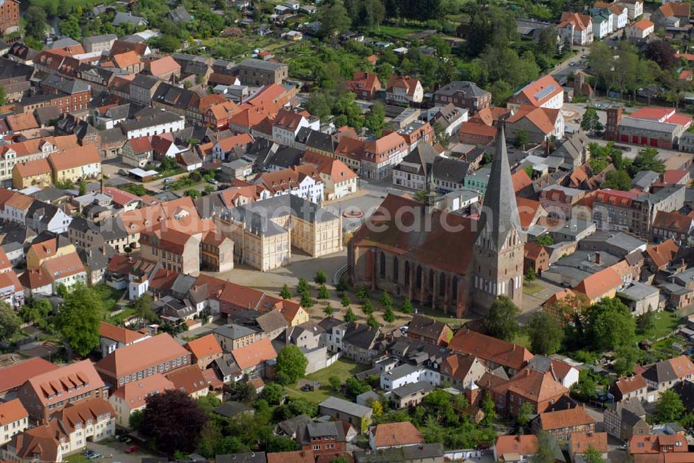 Aerial photograph Bützow - Blick auf die Stiftskirche St. Maria, St. Johannes und St. Elisabeth in Bützow und das Rathaus. Die Kirche ist ein typischer Bau der Norddeutschen Backsteingotik und wurde in der zweiten Hälfte des 13. Jahrhundert ursprünglich als Kollegiatstiftskirche der Residenz der Schweriner Bischöfe erbaut. Sie ist eine dreischiffige Hallenkirche mit polygonalem Chor und einem 74 Meter hohen Turm. Kontakt: Ev.-Luth. Kirchgemeinde Bützow, Kirchenstraße 4, 18246 Bützow, Tel. +49 (0) 38461 / 2888, Fax +49 (0) 38461 911394, E-Mail: buetzowkirchenkreis-güstrow.de