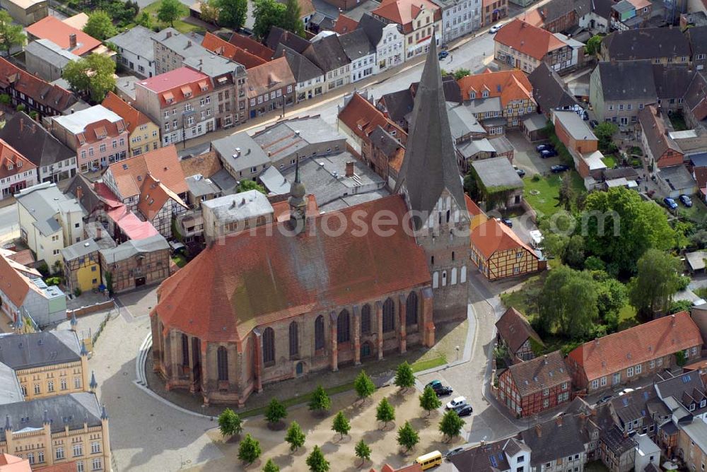 Bützow from above - Blick auf die Stiftskirche St. Maria, St. Johannes und St. Elisabeth in Bützow, sie ist ein typischer Bau der Norddeutschen Backsteingotik und wurde in der zweiten Hälfte des 13. Jahrhundert ursprünglich als Kollegiatstiftskirche der Residenz der Schweriner Bischöfe erbaut. Sie ist eine dreischiffige Hallenkirche mit polygonalem Chor und einem 74 Meter hohen Turm. Kontakt: Ev.-Luth. Kirchgemeinde Bützow Kirchenstraße 4, 18246 Bützow, Tel. +49 (0) 38461 / 2888, Fax +49 (0) 38461 911394, E-Mail: buetzowkirchenkreis-güstrow.de