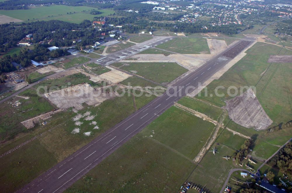 Aerial image Cottbus - Blick auf den stillgelegten Flugplatz Cottbus-Nord. Das Gelände wurde bis 2004 von der Bundeswehr genutzt, befindet sich aber inzwischen im Besitz der Stadt Cottbus. Das 35.000 qm große Gelände ist seitdem Planungsfläche. Die gute Lage zur Stadt und die Nähe zur Technischen Uni Cottbus sind ideal für die Schaffung eines Technologie- und Industriepark TIP-Cottbus. Kontakt: Stadtverwaltung Cottbus, Projektgruppe TIP – Cottbus, Neumarkt 5, 03046 Cottbus, Tel. +49 (0)355 612 2080, Fax +49 (0)355 612 2083, egbert.thiele@neumarkt.cottbus.de