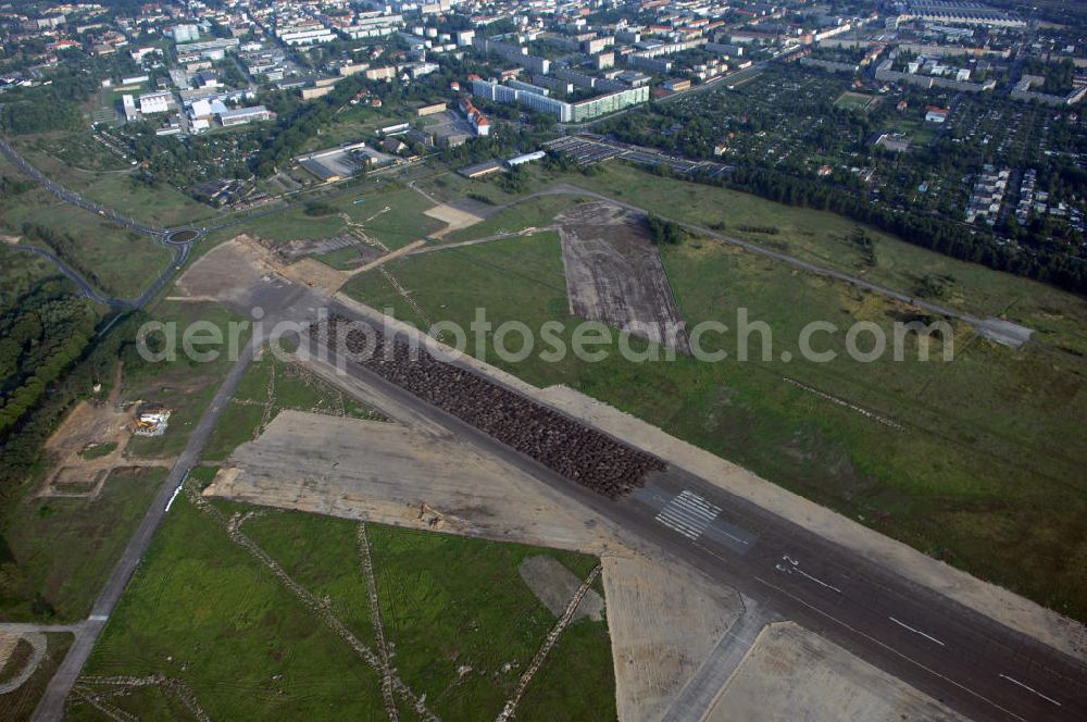 Cottbus from above - Blick auf den stillgelegten Flugplatz Cottbus-Nord. Das Gelände wurde bis 2004 von der Bundeswehr genutzt, befindet sich aber inzwischen im Besitz der Stadt Cottbus. Das 35.000 qm große Gelände ist seitdem Planungsfläche. Die gute Lage zur Stadt und die Nähe zur Technischen Uni Cottbus sind ideal für die Schaffung eines Technologie- und Industriepark TIP-Cottbus. Kontakt: Stadtverwaltung Cottbus, Projektgruppe TIP – Cottbus, Neumarkt 5, 03046 Cottbus, Tel. +49 (0)355 612 2080, Fax +49 (0)355 612 2083, egbert.thiele@neumarkt.cottbus.de