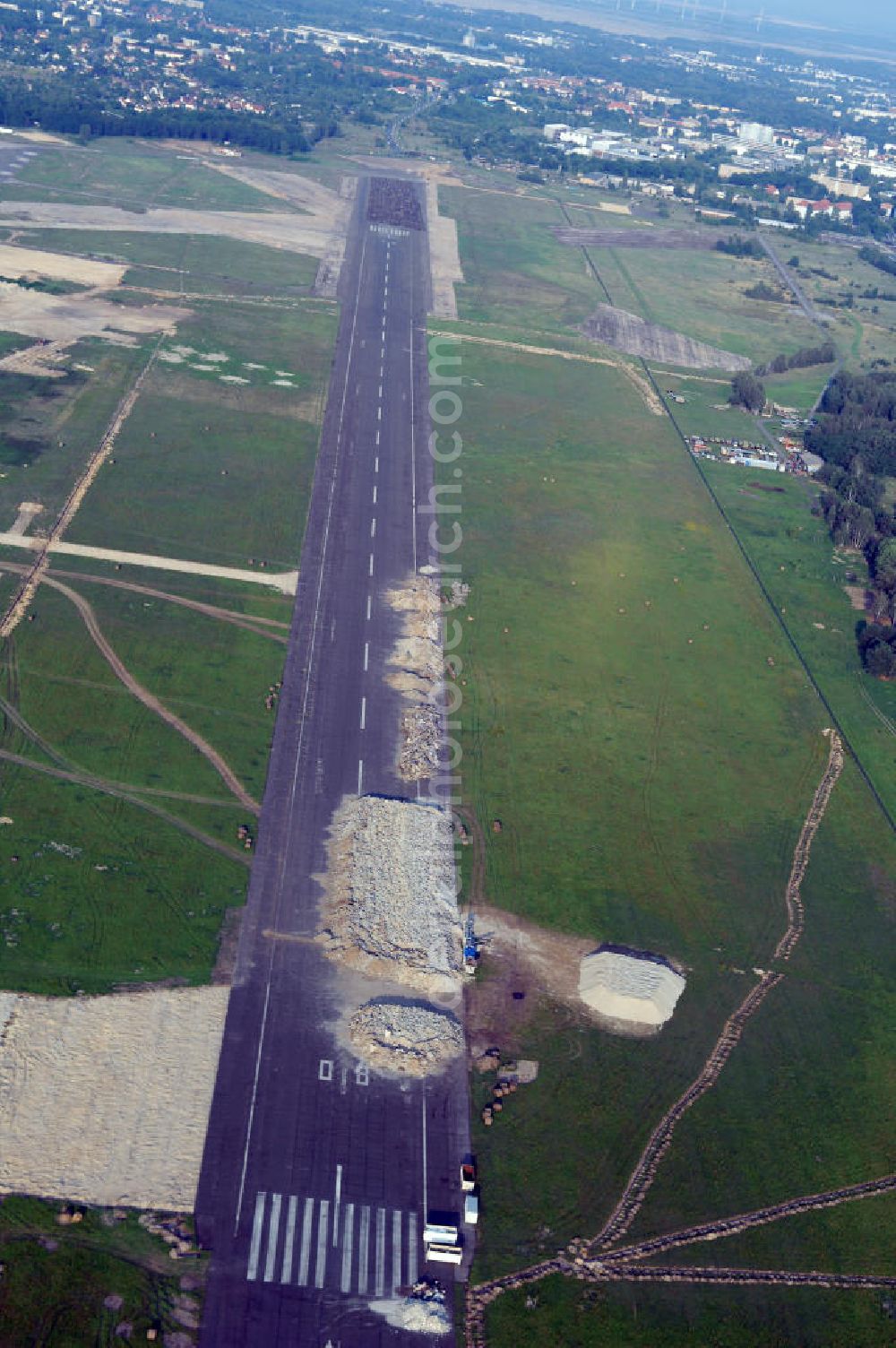 Aerial image Cottbus - Blick auf den stillgelegten Flugplatz Cottbus-Nord. Das Gelände wurde bis 2004 von der Bundeswehr genutzt, befindet sich aber inzwischen im Besitz der Stadt Cottbus. Das 35.000 qm große Gelände ist seitdem Planungsfläche. Die gute Lage zur Stadt und die Nähe zur Technischen Uni Cottbus sind ideal für die Schaffung eines Technologie- und Industriepark TIP-Cottbus. Kontakt: Stadtverwaltung Cottbus, Projektgruppe TIP – Cottbus, Neumarkt 5, 03046 Cottbus, Tel. +49 (0)355 612 2080, Fax +49 (0)355 612 2083, egbert.thiele@neumarkt.cottbus.de