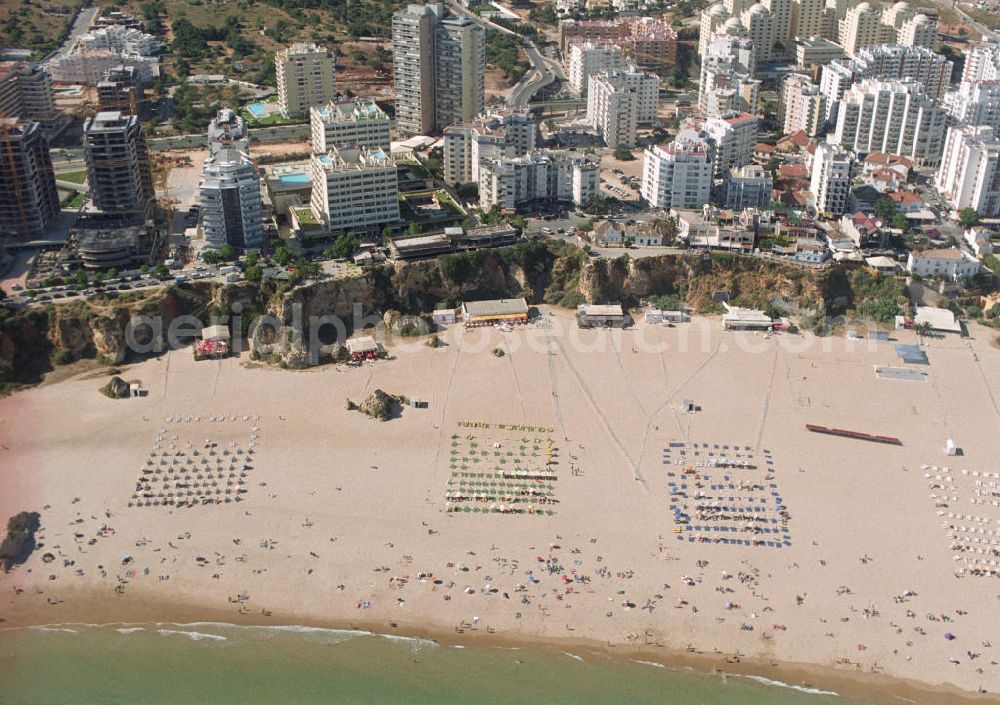 Praia da Rocha from the bird's eye view: Blick auf das Strandufer von Praia da Rocha, ein beliebter Strand an der Algarve in Portugal. Er liegt zwischen Portimao und Alvor. Entstanden ist der ca. 1,5 km lange Küstenabschnitt durch die Meeresauswaschung von härteren Felsgestein aus dem sie umgebendem weicheren Material an der hier ca. 20-30 m hohen Steilküste. Oberhalb der Steilkante haben sich zahlreiche Hotels, Ferienwohnungen, Restaurants und Geschäfte den Standortvorteil gesichert.