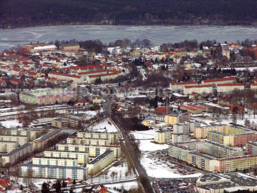 Strausberg / BRB from the bird's eye view: Blick auf das winterliche Strausberg mit dem vereisten Straussee.