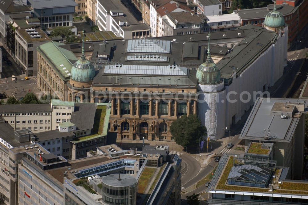 Aerial image Stuttgart - Blick auf die Stuttgarter Börse. Die Börse Stuttgart ist der Haupthandelsplatz in Deutschland für den Handel mit derivativen Wertpapieren und zudem Handelsplatz für Aktien und Anleihen. Die Gründung der boerse-stuttgart AG erfolgte im Jahre 2000, um der Stuttgarter Börse eine wettbewerbsfähige Organisationsstruktur zu geben. Bis Juni 2005 war die boerse-stuttgart AG die Trägerin der öffentlich-rechtlichen Baden-Württembergischen Wertpapierbörse. Nun ist sie eine Börsenbetriebsgesellschaft. Anschrift: boerse-stuttgart AG, Börsenstraße 4, 70174 Stuttgart, Tel. +49 (0)711 222985 0 eMail anfrage@boerse-stuttgart.de