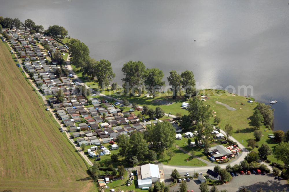 Oelsnitz from the bird's eye view: Blick auf die Talsperre Pirk mit einem Campingplatz. Die Talsperre wurde von 1935 - 1938 erbaut und staut das Wasser der Weißen Elster, der Stausee ist das größte Naherholungsgebiet von Oelsnitz. Kontakt: Naherholung Talsperre Pirk GmbH, Am Strand 4, 08606 Oelsnitz/OT Taltitz, Tel. 037421 23547, Fax 037421 259863, E-Mail info@naherholung-talsperre-pirk.de,