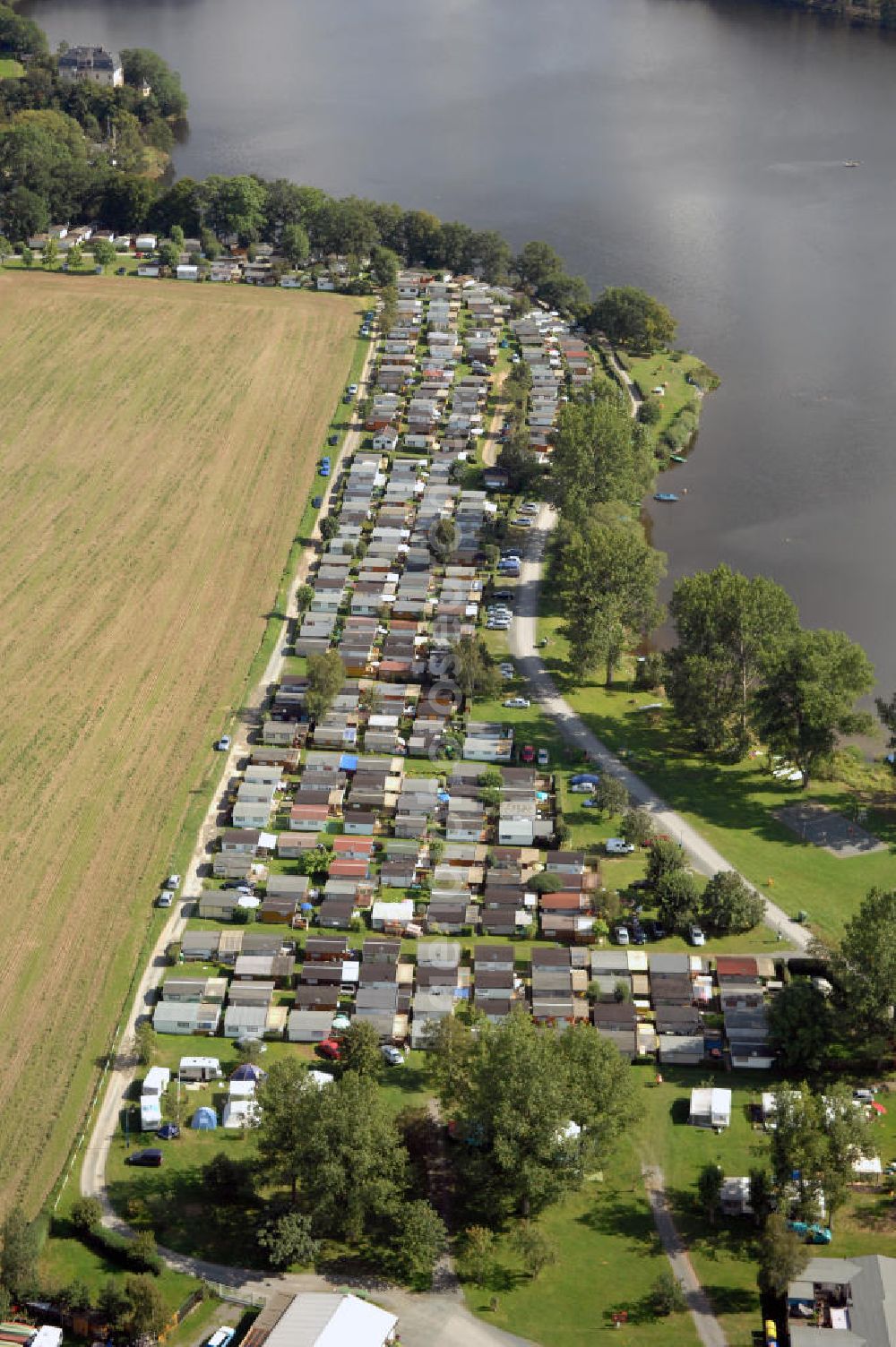 Aerial photograph Oelsnitz - Blick auf die Talsperre Pirk mit einem Campingplatz. Die Talsperre wurde von 1935 - 1938 erbaut und staut das Wasser der Weißen Elster, der Stausee ist das größte Naherholungsgebiet von Oelsnitz. Kontakt: Naherholung Talsperre Pirk GmbH, Am Strand 4, 08606 Oelsnitz/OT Taltitz, Tel. 037421 23547, Fax 037421 259863, E-Mail info@naherholung-talsperre-pirk.de,