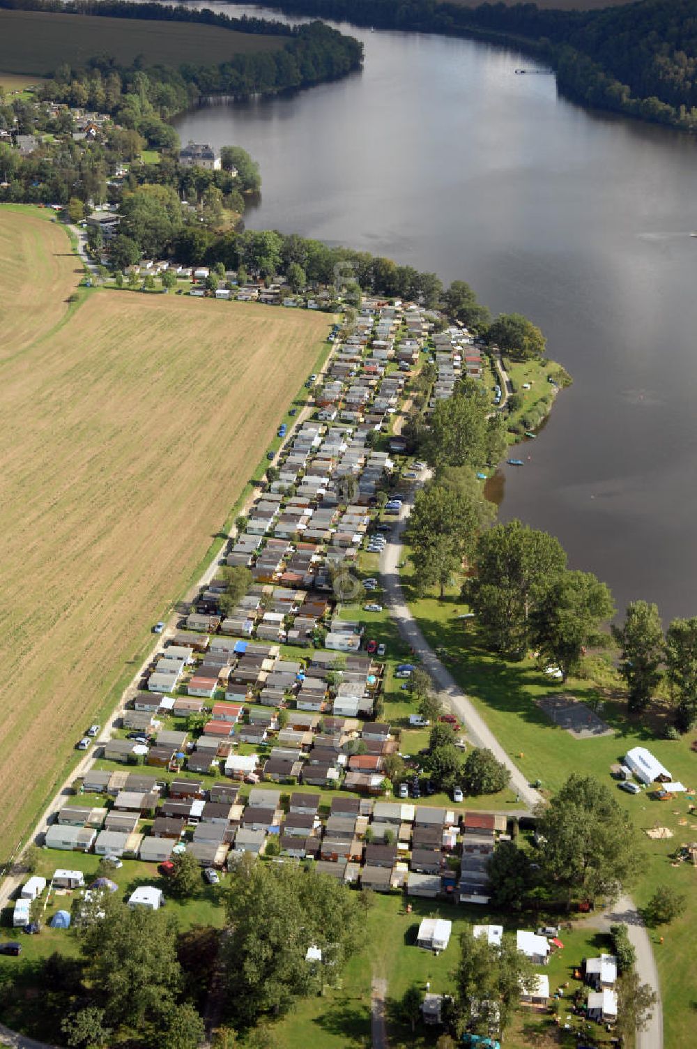 Oelsnitz from above - Blick auf die Talsperre Pirk mit einem Campingplatz. Die Talsperre wurde von 1935 - 1938 erbaut und staut das Wasser der Weißen Elster, der Stausee ist das größte Naherholungsgebiet von Oelsnitz. Kontakt: Naherholung Talsperre Pirk GmbH, Am Strand 4, 08606 Oelsnitz/OT Taltitz, Tel. 037421 23547, Fax 037421 259863, E-Mail info@naherholung-talsperre-pirk.de,