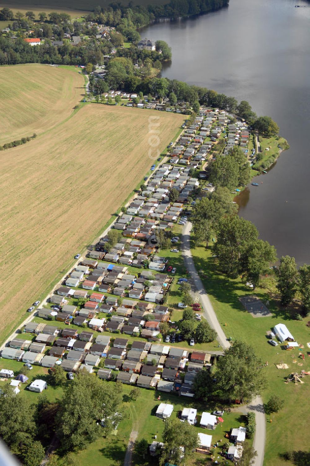 Oelsnitz from the bird's eye view: Blick auf die Talsperre Pirk mit einem Campingplatz. Die Talsperre wurde von 1935 - 1938 erbaut und staut das Wasser der Weißen Elster, der Stausee ist das größte Naherholungsgebiet von Oelsnitz. Kontakt: Naherholung Talsperre Pirk GmbH, Am Strand 4, 08606 Oelsnitz/OT Taltitz, Tel. 037421 23547, Fax 037421 259863, E-Mail info@naherholung-talsperre-pirk.de,