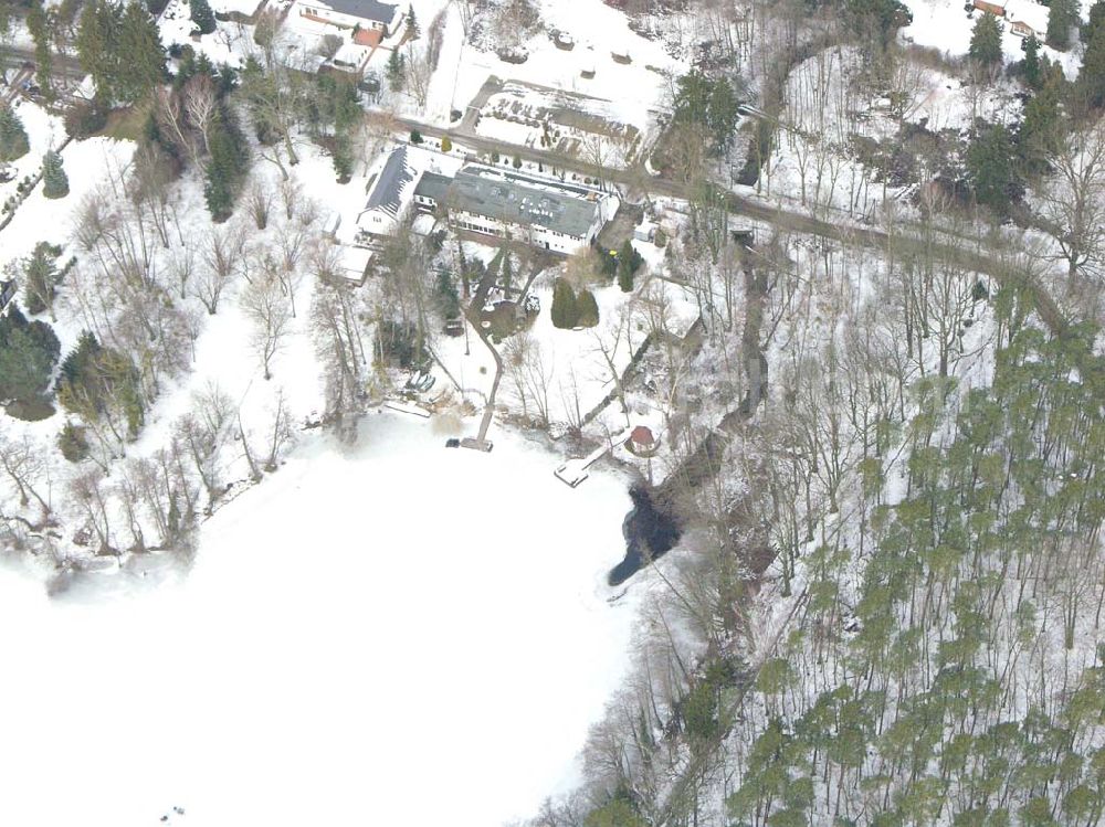 Aerial photograph Spitzmühle bei Strausberg - Blick auf den vereisten Bötzsee mit dem winterlichem Uferbereich Spitzmühle bei Strausberg.