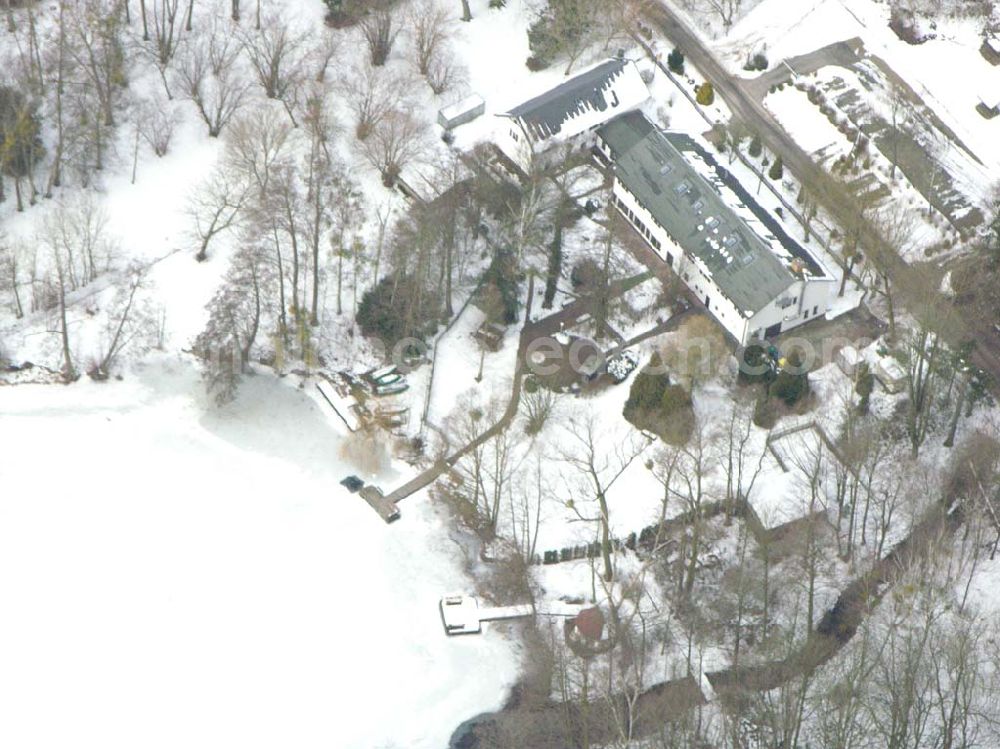 Spitzmühle bei Strausberg from above - Blick auf den vereisten Bötzsee mit dem winterlichem Uferbereich Spitzmühle bei Strausberg.