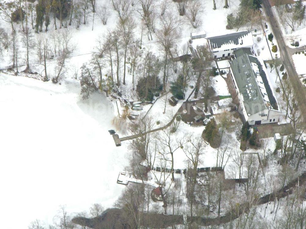 Spitzmühle bei Strausberg from the bird's eye view: Blick auf den vereisten Bötzsee mit dem winterlichem Uferbereich Spitzmühle bei Strausberg.