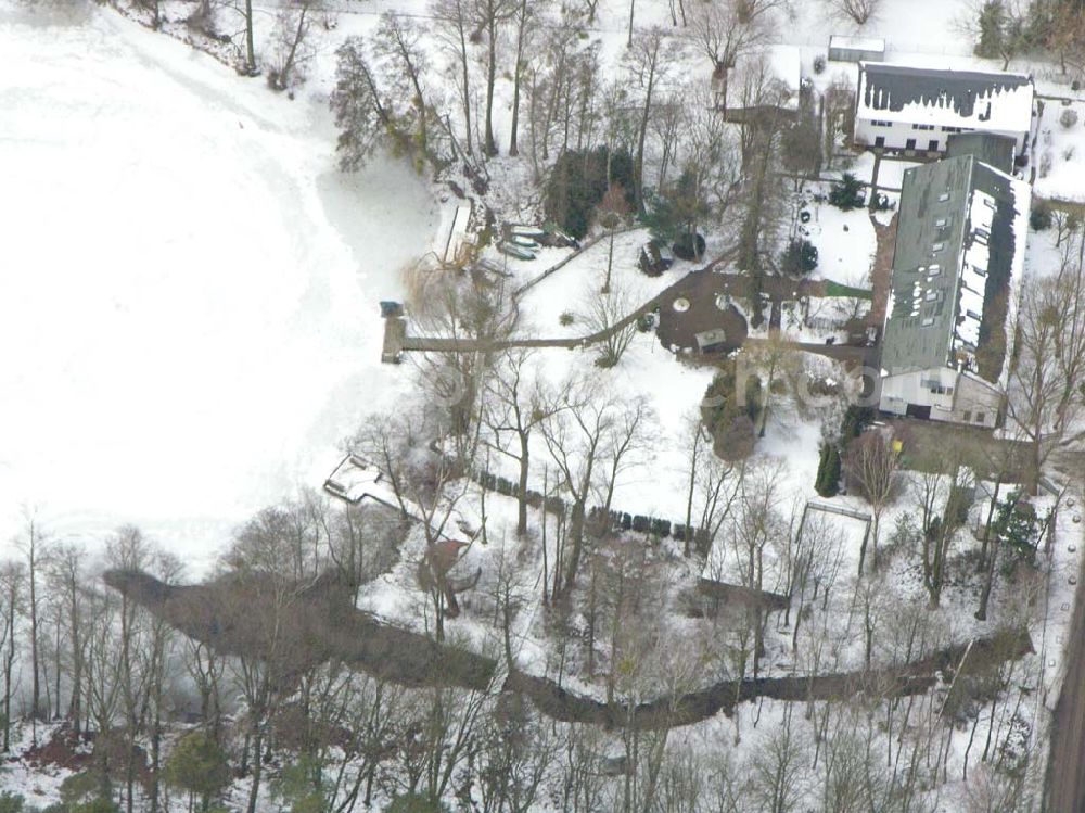 Aerial image Spitzmühle bei Strausberg - Blick auf den vereisten Bötzsee mit dem winterlichem Uferbereich Spitzmühle bei Strausberg.