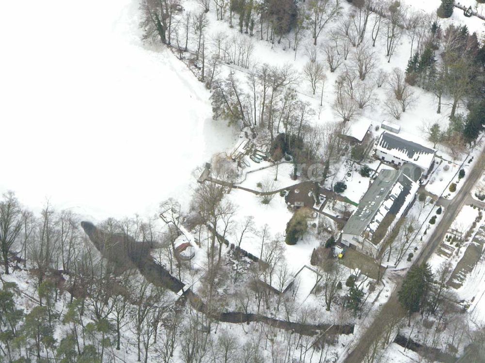 Aerial photograph Spitzmühle bei Strausberg - Blick auf den vereisten Bötzsee mit dem winterlichem Uferbereich Spitzmühle bei Strausberg.