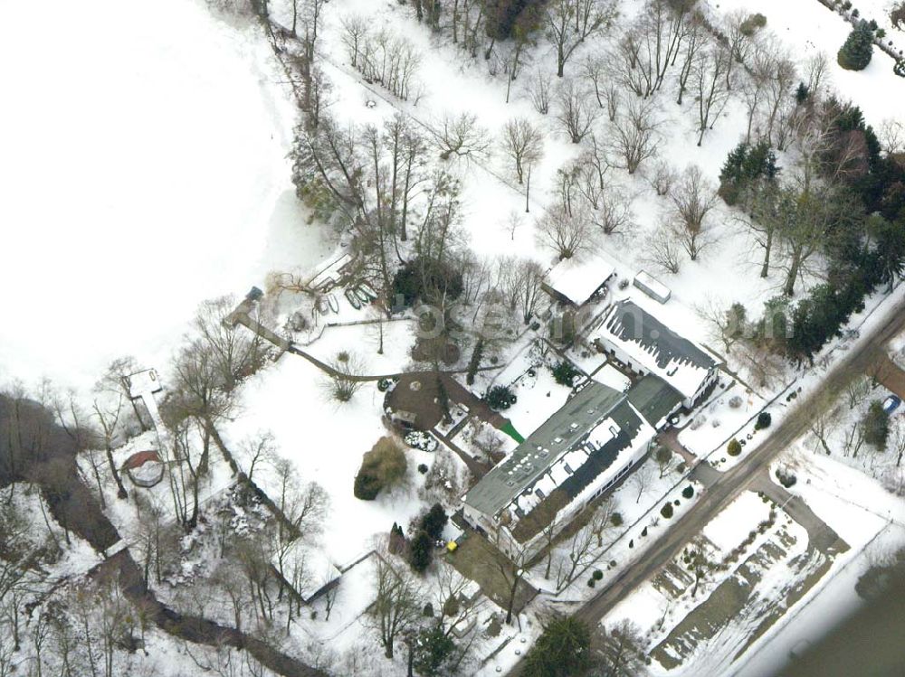 Spitzmühle bei Strausberg from above - Blick auf den vereisten Bötzsee mit dem winterlichem Uferbereich Spitzmühle bei Strausberg.