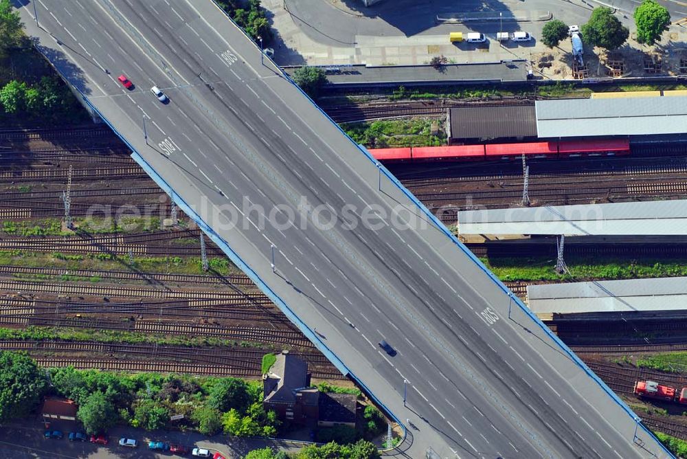 Berlin from above - 13.06.2006,Berlin-Lichtenberg,Luftbildansicht eines Teilstückes der B5 in der Nähe des Bahnhofsgebäudes des Berliner Fern- und Regionalbahnhofes Lichtenberg.Hier überquert es die Gleise.