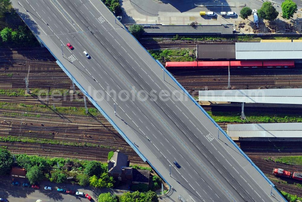 Berlin from the bird's eye view: 13.06.2006,Berlin-Lichtenberg,Luftbildansicht eines Teilstückes der B5 in der Nähe des Bahnhofsgebäudes des Berliner Fern- und Regionalbahnhofes Lichtenberg.Hier überquert es die Gleise.