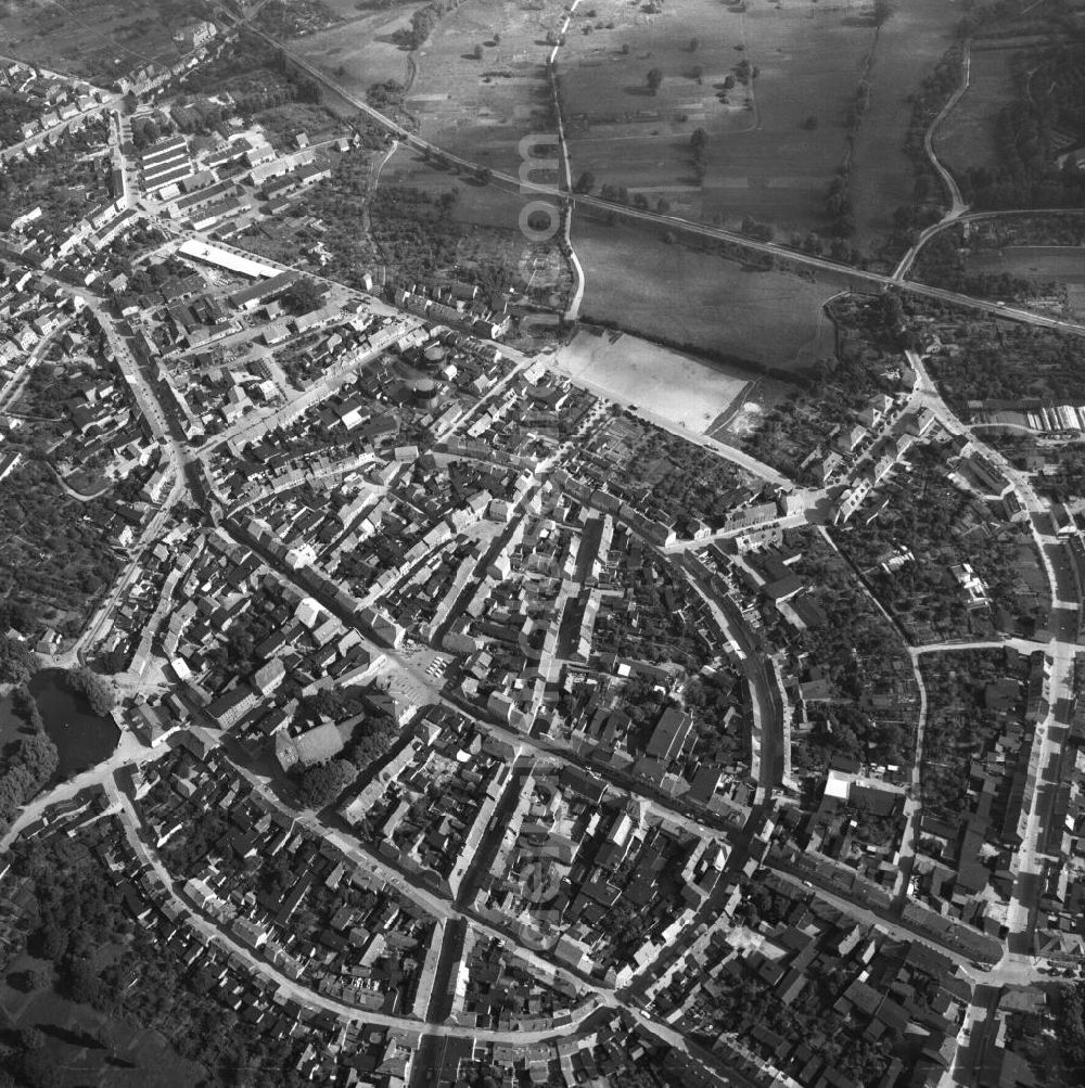 Teterow from the bird's eye view: Blick auf die Stadt Teterow. Markant ist die von der Ringstraße begrenzten ringförmigen Altstadt aus dem 13. Jahrhundert. Bauwerke von besonderem Interesse sind das Rostocker und das Malchiner Tor, gotische Stadttore aus Backstein aus dem 14. Jahrhundert. Desweiteren die Stadtkirche St. Peter und Paul, einer Kombination spätromanischen und gotischischen Teilbauten.