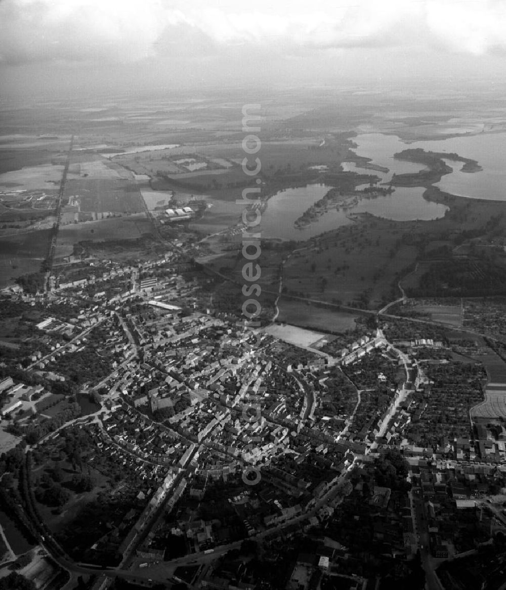 Aerial image Teterow - Blick auf die Stadt Teterow. Markant ist die von der Ringstraße begrenzten ringförmigen Altstadt aus dem 13. Jahrhundert. Bauwerke von besonderem Interesse sind das Rostocker und das Malchiner Tor, gotische Stadttore aus Backstein aus dem 14. Jahrhundert. Desweiteren die Stadtkirche St. Peter und Paul, einer Kombination spätromanischen und gotischischen Teilbauten.