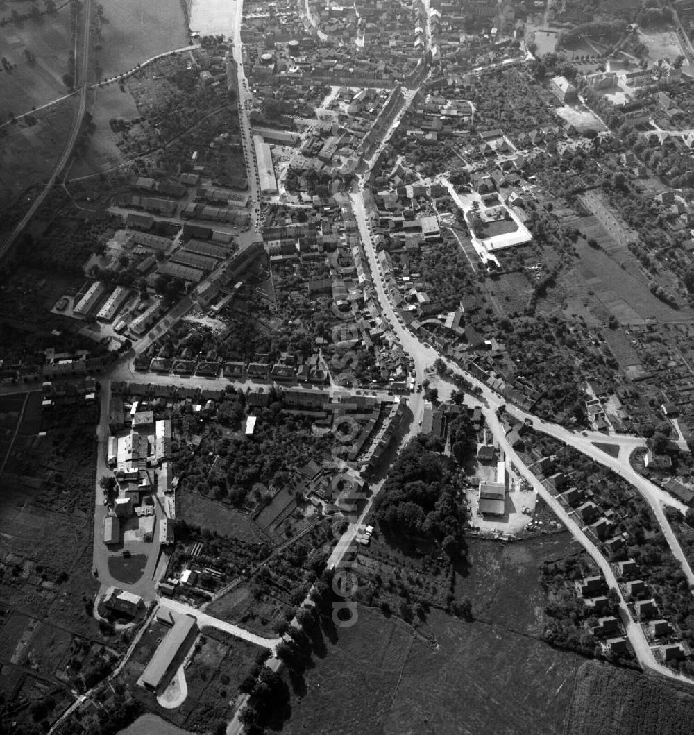 Aerial photograph Teterow - Blick auf die Stadt Teterow. Markant ist die von der Ringstraße begrenzten ringförmigen Altstadt aus dem 13. Jahrhundert. Bauwerke von besonderem Interesse sind das Rostocker und das Malchiner Tor, gotische Stadttore aus Backstein aus dem 14. Jahrhundert. Desweiteren die Stadtkirche St. Peter und Paul, einer Kombination spätromanischen und gotischischen Teilbauten.