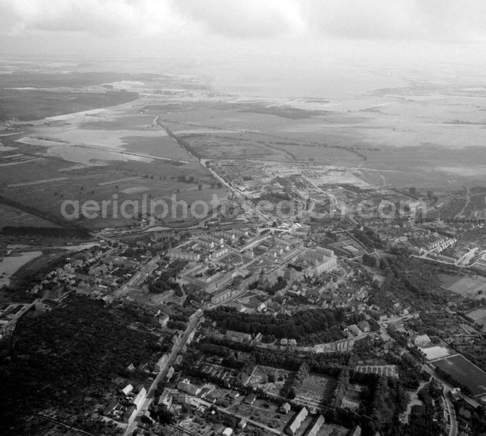 Teterow from above - Blick auf die Stadt Teterow. Markant ist die von der Ringstraße begrenzten ringförmigen Altstadt aus dem 13. Jahrhundert. Bauwerke von besonderem Interesse sind das Rostocker und das Malchiner Tor, gotische Stadttore aus Backstein aus dem 14. Jahrhundert. Desweiteren die Stadtkirche St. Peter und Paul, einer Kombination spätromanischen und gotischischen Teilbauten.