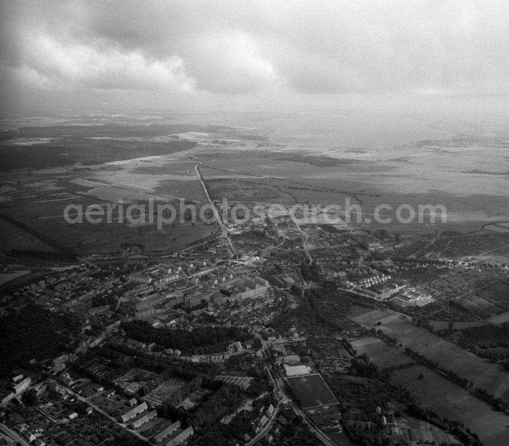 Teterow from the bird's eye view: Blick auf die Stadt Teterow. Markant ist die von der Ringstraße begrenzten ringförmigen Altstadt aus dem 13. Jahrhundert. Bauwerke von besonderem Interesse sind das Rostocker und das Malchiner Tor, gotische Stadttore aus Backstein aus dem 14. Jahrhundert. Desweiteren die Stadtkirche St. Peter und Paul, einer Kombination spätromanischen und gotischischen Teilbauten.