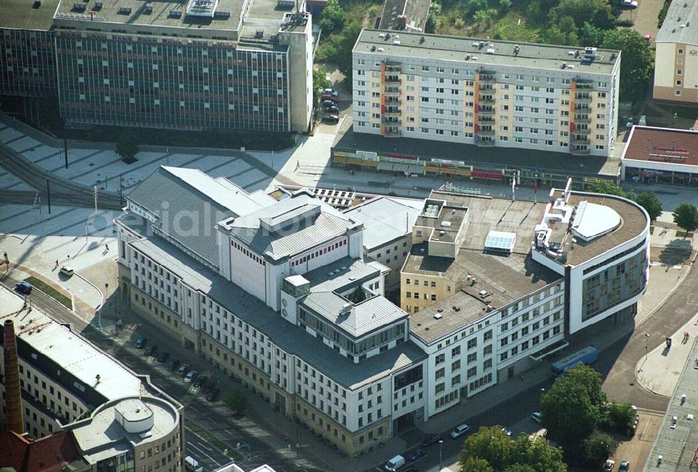 Magdeburg (Sachsen-Anhalt) from above - Das Theater der Landeshauptstadt Magdeburg kann sich auf leistungsfähige Ensembles im Musiktheater, in Ballett und Schauspiel, auf ein profiliertes Orchester, auf engagierte Künstler und Mitarbeiter stützen. Universitätsplatz 9 ;39104 Magdeburg ;Telefon: 03 91 / 5 40 65 00