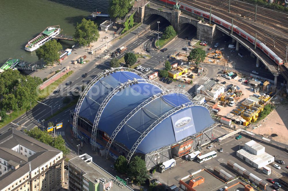 Köln from above - Blick auf das Theater Musical Dome an der Rheinuferpromenade in Köln. Die Eröffnung des Hauses fand 1996 nach nur sechsmonatiger Bauzeit statt. Die außergewöhnliche Glas-Stahl-Bauweise macht es zu einem einzigartigen Thetater, das die Blicke auf sich zieht. Der Musical Dome präsentiert sowohl Musicals mit einer Spieldauer von mehreren Jahren wie z.B. Saturday Night Fever oder auch das noch aktuelle Queen Musical, als auch kürzere Shows wie den chinesischen Nationalzirkus, Buddy Holly oder die Show des Magiers David Copperfield. Kontakt: TKS Ticket-Service und Veranstaltungen GmbH, Erkrather Straße 30 40233 Düsseldorf, Tel. +49(0)211 7344 0, Fax +49(0)211 7344 155, Email: webmaster@musicaldome.de