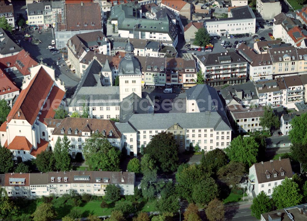 Paderborn from above - Das Theodorianum ist ein Gymnasium mit einer langen Geschichte. Die Anfänge reichen ins Jahr 799 zurück. Heute besuchen 878 Schüler dieses Gymnasium. Links die Marktkirche.