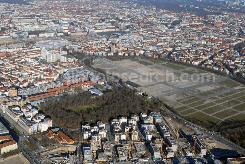 München from above - , Blick auf die Theresienwiese. Die Theresienwiese mit Bavaria und Ruhmeshalle, an die sich westlich der Ausstellungspark anschließt, und die ihr östlich angelegte Villenbebauung bilden zusammen ein Ensemble. Die Theresienwiese ist ein Platz bzw. eine Sonderfreifläche mit 42 Hektar in der Münchner Ludwigsvorstadt- Isarvorstadt. Rathaus, Presse- und Informationsamt, Marienplatz 8, 80331 München, Tel. 233-92600, Fax 233-25953, E-mail: presseamt@muenchen.de