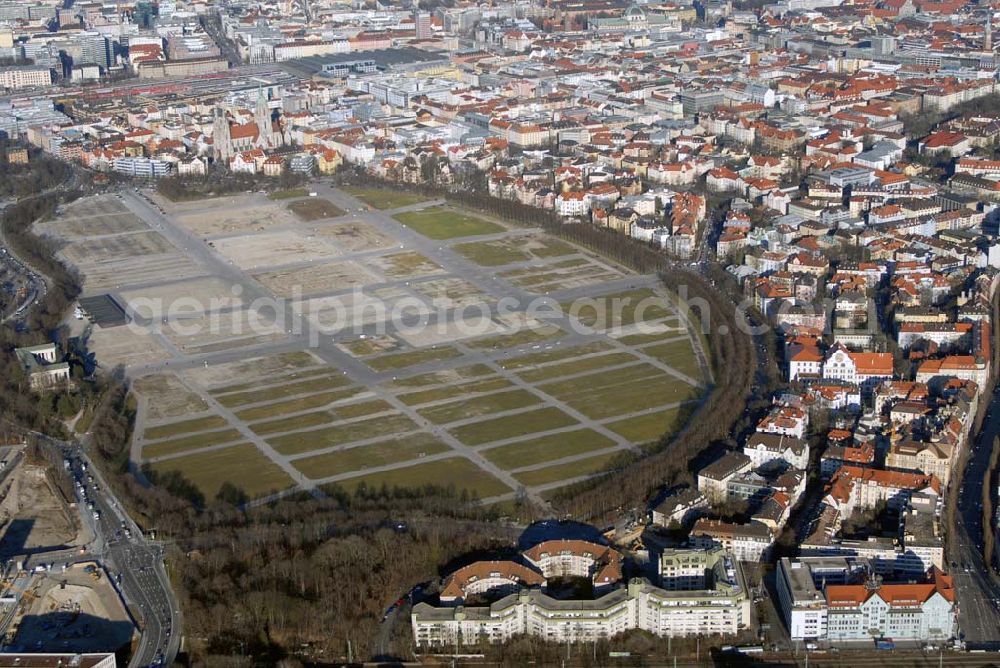 München from the bird's eye view: , Blick auf die Theresienwiese. Die Theresienwiese mit Bavaria und Ruhmeshalle, an die sich westlich der Ausstellungspark anschließt, und die ihr östlich angelegte Villenbebauung bilden zusammen ein Ensemble. Die Theresienwiese ist ein Platz bzw. eine Sonderfreifläche mit 42 Hektar in der Münchner Ludwigsvorstadt- Isarvorstadt. Rathaus, Presse- und Informationsamt, Marienplatz 8, 80331 München, Tel. 233-92600, Fax 233-25953, E-mail: presseamt@muenchen.de