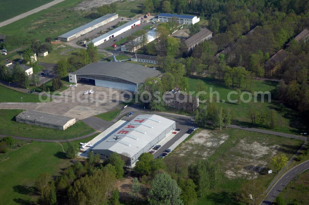 Nobitz from above - Blick auf das Thielert Aircraft Engines (TAE) Werk am Leipzig-Altenburg Airport. Das Unternehmen Thielert Aircraft Engines GmbH wurde 1999 gegründet und in den Thielert-Konzern eingegliedert. Sie haben sich der Entwicklung von Diesel-Flugzeug-Motoren verschrieben. Am 24.04.2008 musste die Thielert Aircraft Engines GmbH die Eröffnung eines Insolvenzverfahrens wegen drohender Zahlungsunfähigkeit beantragen. Kontakt: Thielert Aircraft Engines GmbH, Platanenstraße 14, 09350 Lichtenstein , Tel.:+49(0)37204 696 0, Fax: +49(0)37204 696 2910, Achim Walder: