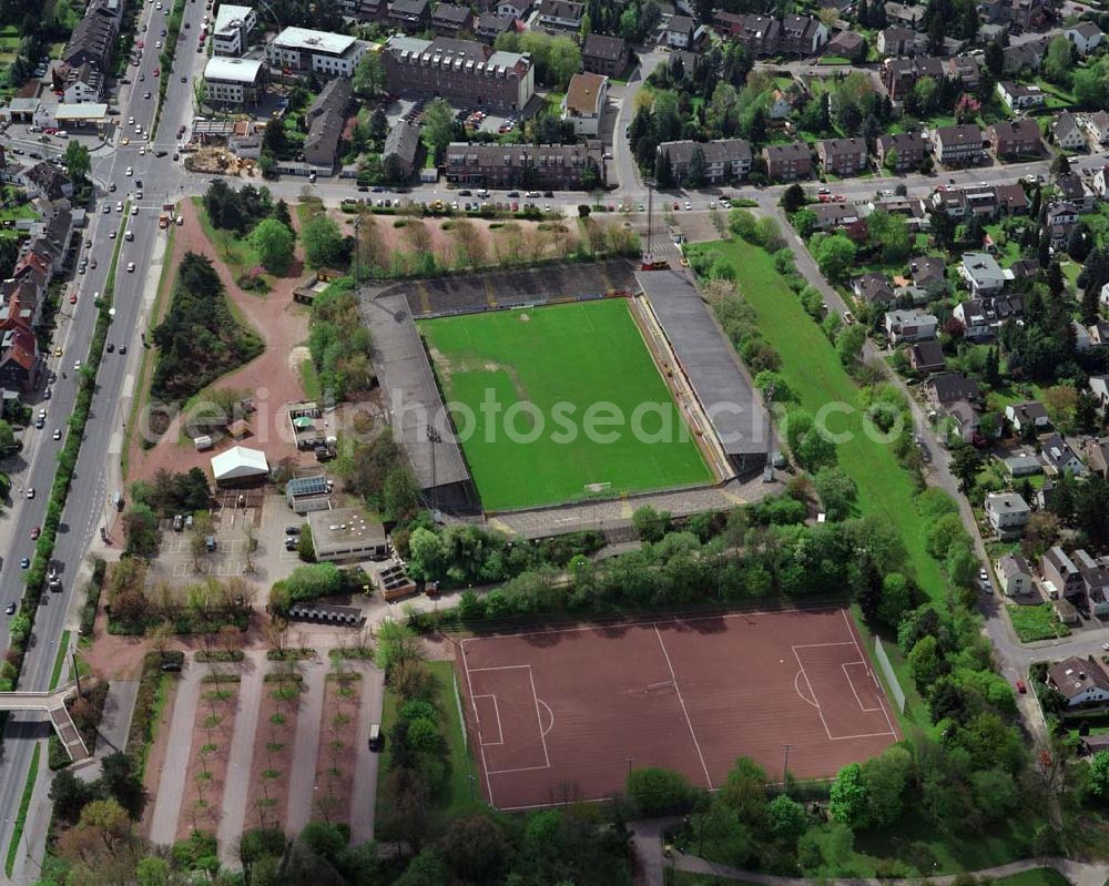 Aachen from above - Blick auf das Tivoli, es ist als Fußballstadion in Aachen Austragungsort für Fußballspiele und Heimstadion von Alemannia Aachen. Das erste Stadion an der heutigen Stelle in Aachen wurde bereits 1928 eröffnet; der heutige Tivoli fasst 21.300 Zuschauer und bietet 3.700 Sitzplätze und 17.600 Stehplätze. Der Tivoli liegt in der Soers am nördlichen Rand der Innenstadt an der Krefelder Straße (B 57), unweit der A 4. Der Name des Stadions stammt von dem nordwestlich des Lousbergs gelegenen, früheren großen „Gut Tivoli“, dessen Park an die Gärten des italienischen Ortes Tivoli erinnerte.