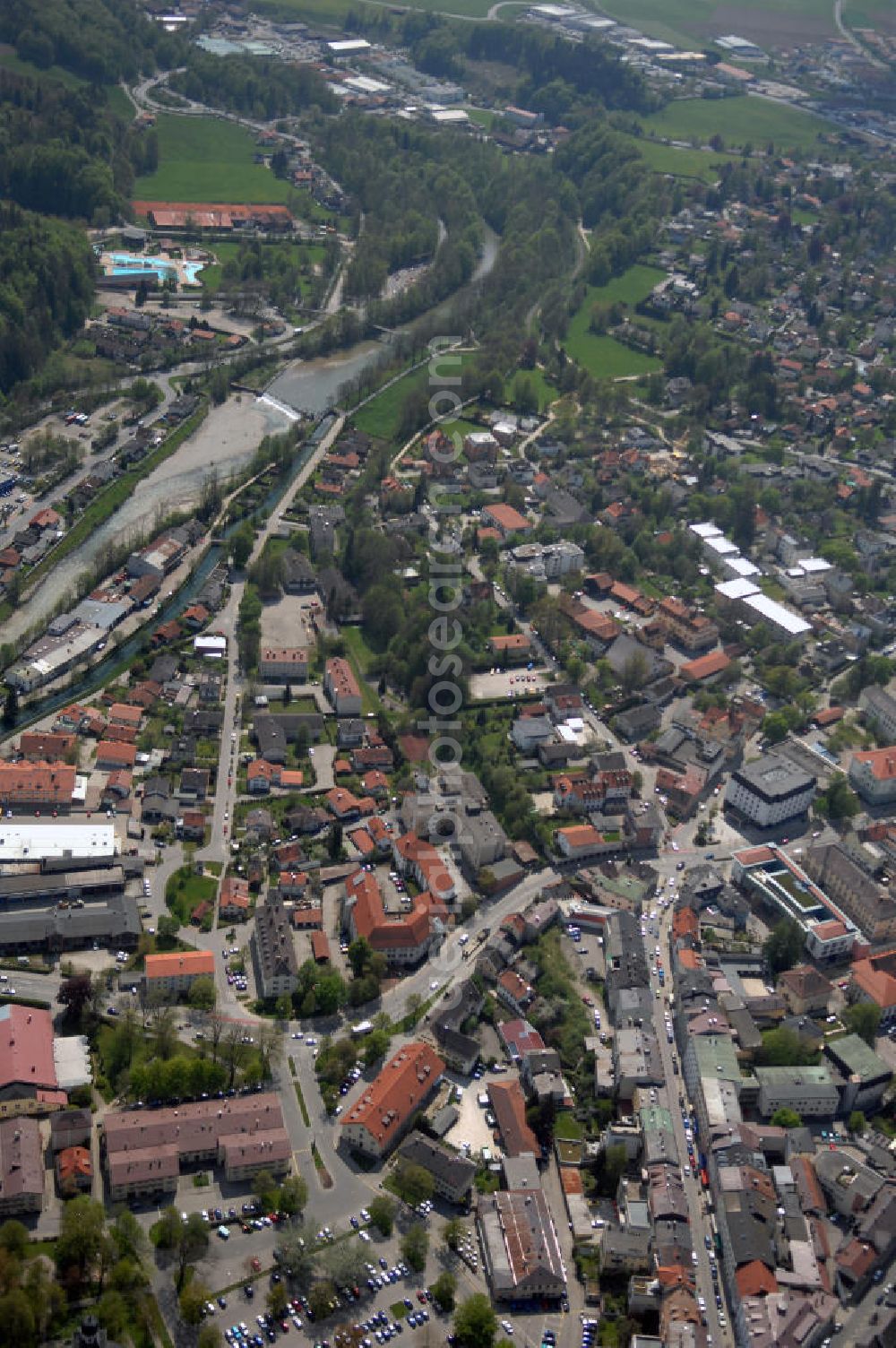 Traunstein from above - Blick auf Traunstein. Traunstein ist eine Große Kreisstadt und Sitz des gleichnamigen Landkreises im Regierungsbezirk Oberbayern. Sie liegt am Fluss Traun im Chiemgau. Kontakt: Tourist-Information Traunstein, Kulturzentrum im Stadtpark, Haywards-Heath-Weg 1, 83278 Traunstein, Tel. +49(0)861 986952 3, Fax +49(0)861 986952 4, Email: info@tourismus-traunstein.de