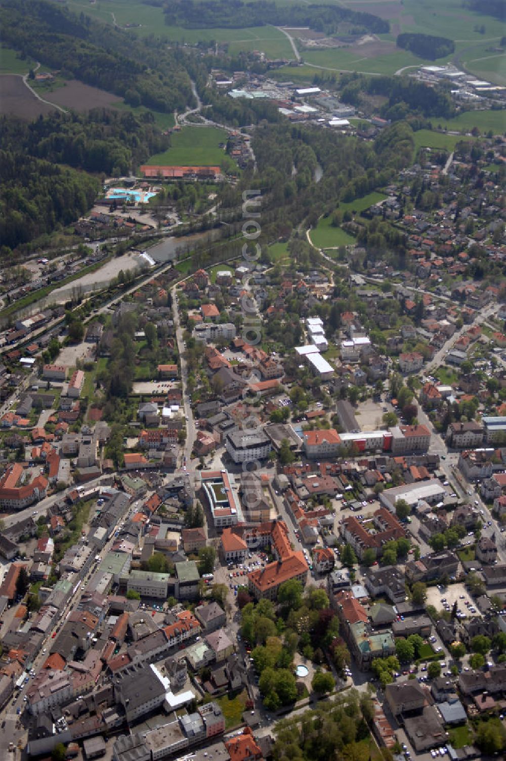 Traunstein from the bird's eye view: Blick auf Traunstein. Traunstein ist eine Große Kreisstadt und Sitz des gleichnamigen Landkreises im Regierungsbezirk Oberbayern. Sie liegt am Fluss Traun im Chiemgau. Kontakt: Tourist-Information Traunstein, Kulturzentrum im Stadtpark, Haywards-Heath-Weg 1, 83278 Traunstein, Tel. +49(0)861 986952 3, Fax +49(0)861 986952 4, Email: info@tourismus-traunstein.de