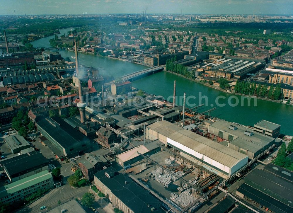 Aerial image Berlin - View of the Treskowbruecke the leads over the Spree with adjoining industry in Oberschoeneweide. Right eye is the former AEG factory premises. The AEG built there in 1890 a factory for accumulators, from 1895 the power station Oberspree, from 1896 a cable plant with associated copper rolling mill, rubber and wire drawing plant and from 1901 the brass mill. Today you can find it under the name Rathenau halls. Links to Spreehoefe. In the foreground is moved industry