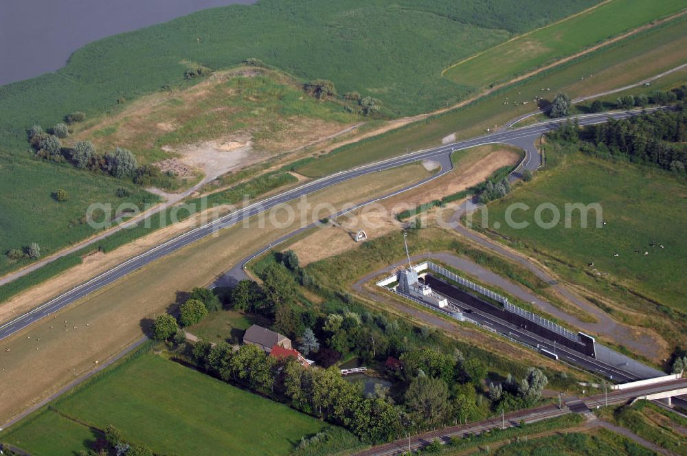 Aerial image Kleinensiel - Blick auf den Tunneleingang unter die Weser in Kleinensiel. Der Wesertunnel zwischen Kleinensiel und Dedersdorf wurde 2004 eröffnet. Das 365-Mio.-Bauwerk verbindet die Regionen westlich und östlich der Weser, sowie die Häfen Bremerhaven und Cuxhaven. Gleichzeitig mit der Eröffnung des Tunnels wurde der Fährverkehr auf dieser Strecke eingestellt.