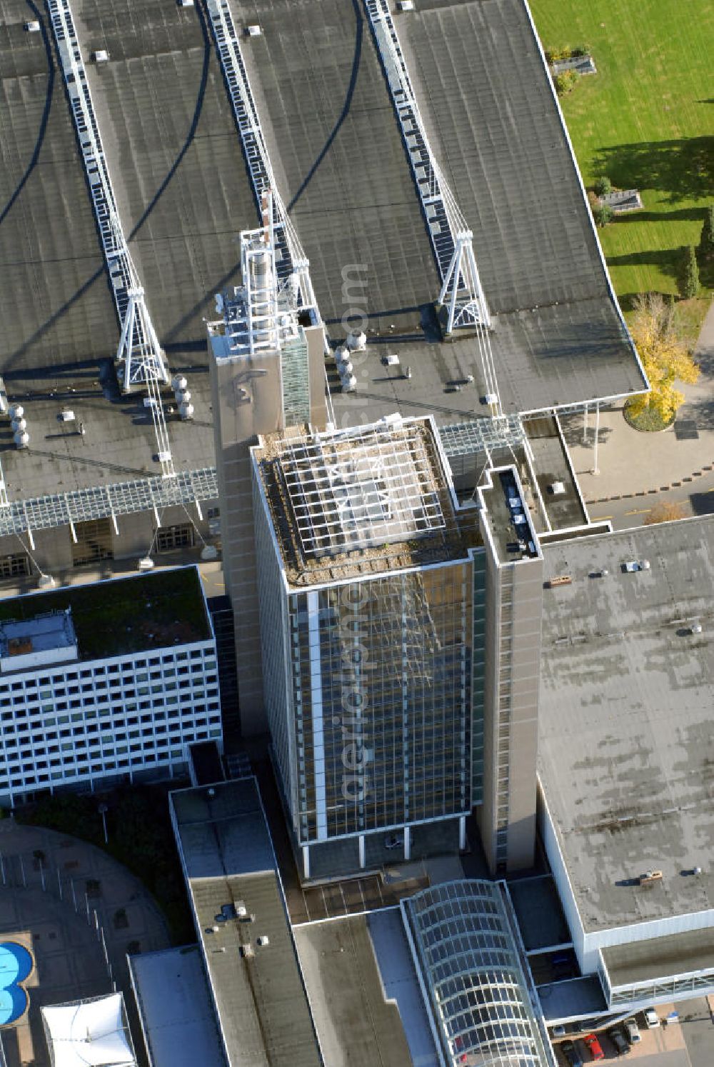 Aerial image Hannover - Blick auf den Turm an der Messehalle 19 auf dem Messegelände in Hannover. Kontakt: Deutsche Messe, Messegelände 30521 Hannover, Tel. +49(0)511 89 0, Fax +49(0)511 89 32626, Email: info@messe.de