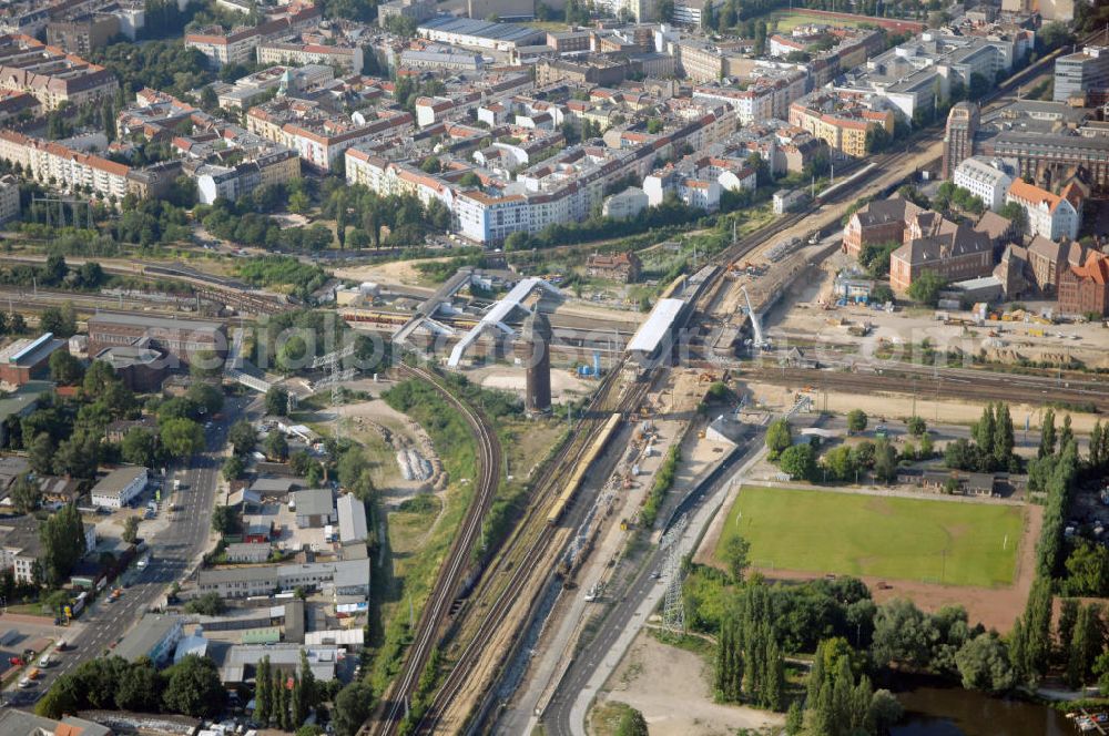 Aerial photograph Berlin - Blick auf den Umbau des S-Bahnhof Ostkreuz in der deutschen Hauptstadt Berlin. Schon zu Beginn des 20. Jahrhunderts gab es bereits Umbau-Pläne, auch 1937 und zu DDR-Zeiten, um den mit Treppen und Winkeln versehenen Bahnhof besser nutzbar zu machen. Letztlich scheute man die Komplexität und hohe Kosten und der Bahnhof blieb ohne wesentliche Veränderungen. Nun trägt er den Spitznamen Rostkreuz. Er steht teilweise unter Denkmalschutz, sodass für die vorgesehene Sanierung des Bahnhofskomplexes Kompromisse zum Erhalt der historischen Bausubstanz eingegangen werden müssen. Der Umbau kommt dennoch einem Neubau gleich, der aber bei laufendem Zugbetrieb durchgeführt werden soll und daher bis zu zehn Jahre in Anspruch nehmen wird. Zur Erweiterung des Bahnhofs ist die Errichtung einer 132 Meter langen, 79 Meter breiten und 15 Meter hohen Bahnhofshalle neben der Ringbahn vorgesehen, in der auch Züge der Regionalbahn halten sollen. Unter an derem werden dabei zehn Aufzüge und 17 Fahrtreppen errichtet.