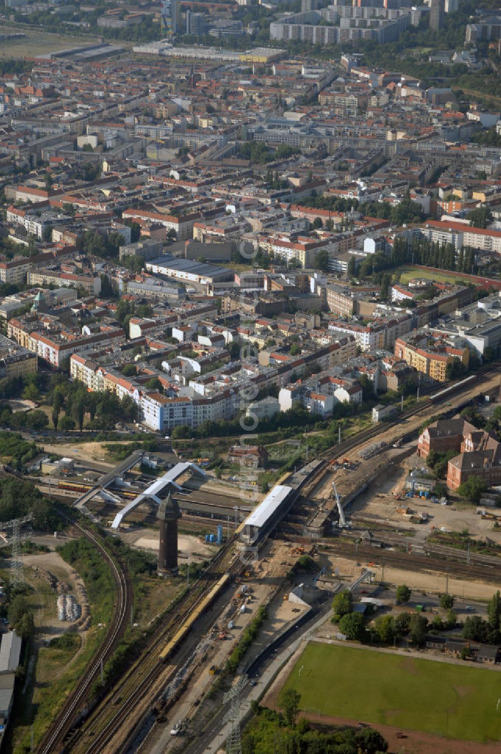 Berlin from above - Blick auf den Umbau des S-Bahnhof Ostkreuz in der deutschen Hauptstadt Berlin. Schon zu Beginn des 20. Jahrhunderts gab es bereits Umbau-Pläne, auch 1937 und zu DDR-Zeiten, um den mit Treppen und Winkeln versehenen Bahnhof besser nutzbar zu machen. Letztlich scheute man die Komplexität und hohe Kosten und der Bahnhof blieb ohne wesentliche Veränderungen. Nun trägt er den Spitznamen Rostkreuz. Er steht teilweise unter Denkmalschutz, sodass für die vorgesehene Sanierung des Bahnhofskomplexes Kompromisse zum Erhalt der historischen Bausubstanz eingegangen werden müssen. Der Umbau kommt dennoch einem Neubau gleich, der aber bei laufendem Zugbetrieb durchgeführt werden soll und daher bis zu zehn Jahre in Anspruch nehmen wird. Zur Erweiterung des Bahnhofs ist die Errichtung einer 132 Meter langen, 79 Meter breiten und 15 Meter hohen Bahnhofshalle neben der Ringbahn vorgesehen, in der auch Züge der Regionalbahn halten sollen. Unter an derem werden dabei zehn Aufzüge und 17 Fahrtreppen errichtet.