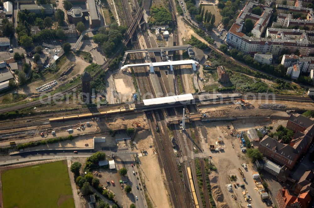 Berlin from the bird's eye view: Blick auf den Umbau des S-Bahnhof Ostkreuz in der deutschen Hauptstadt Berlin. Schon zu Beginn des 20. Jahrhunderts gab es bereits Umbau-Pläne, auch 1937 und zu DDR-Zeiten, um den mit Treppen und Winkeln versehenen Bahnhof besser nutzbar zu machen. Letztlich scheute man die Komplexität und hohe Kosten und der Bahnhof blieb ohne wesentliche Veränderungen. Nun trägt er den Spitznamen Rostkreuz. Er steht teilweise unter Denkmalschutz, sodass für die vorgesehene Sanierung des Bahnhofskomplexes Kompromisse zum Erhalt der historischen Bausubstanz eingegangen werden müssen. Der Umbau kommt dennoch einem Neubau gleich, der aber bei laufendem Zugbetrieb durchgeführt werden soll und daher bis zu zehn Jahre in Anspruch nehmen wird. Zur Erweiterung des Bahnhofs ist die Errichtung einer 132 Meter langen, 79 Meter breiten und 15 Meter hohen Bahnhofshalle neben der Ringbahn vorgesehen, in der auch Züge der Regionalbahn halten sollen. Unter an derem werden dabei zehn Aufzüge und 17 Fahrtreppen errichtet.