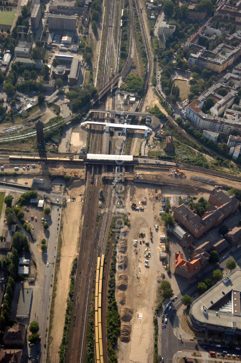 Aerial image Berlin - Blick auf den Umbau des S-Bahnhof Ostkreuz in der deutschen Hauptstadt Berlin. Schon zu Beginn des 20. Jahrhunderts gab es bereits Umbau-Pläne, auch 1937 und zu DDR-Zeiten, um den mit Treppen und Winkeln versehenen Bahnhof besser nutzbar zu machen. Letztlich scheute man die Komplexität und hohe Kosten und der Bahnhof blieb ohne wesentliche Veränderungen. Nun trägt er den Spitznamen Rostkreuz. Er steht teilweise unter Denkmalschutz, sodass für die vorgesehene Sanierung des Bahnhofskomplexes Kompromisse zum Erhalt der historischen Bausubstanz eingegangen werden müssen. Der Umbau kommt dennoch einem Neubau gleich, der aber bei laufendem Zugbetrieb durchgeführt werden soll und daher bis zu zehn Jahre in Anspruch nehmen wird. Zur Erweiterung des Bahnhofs ist die Errichtung einer 132 Meter langen, 79 Meter breiten und 15 Meter hohen Bahnhofshalle neben der Ringbahn vorgesehen, in der auch Züge der Regionalbahn halten sollen. Unter an derem werden dabei zehn Aufzüge und 17 Fahrtreppen errichtet.