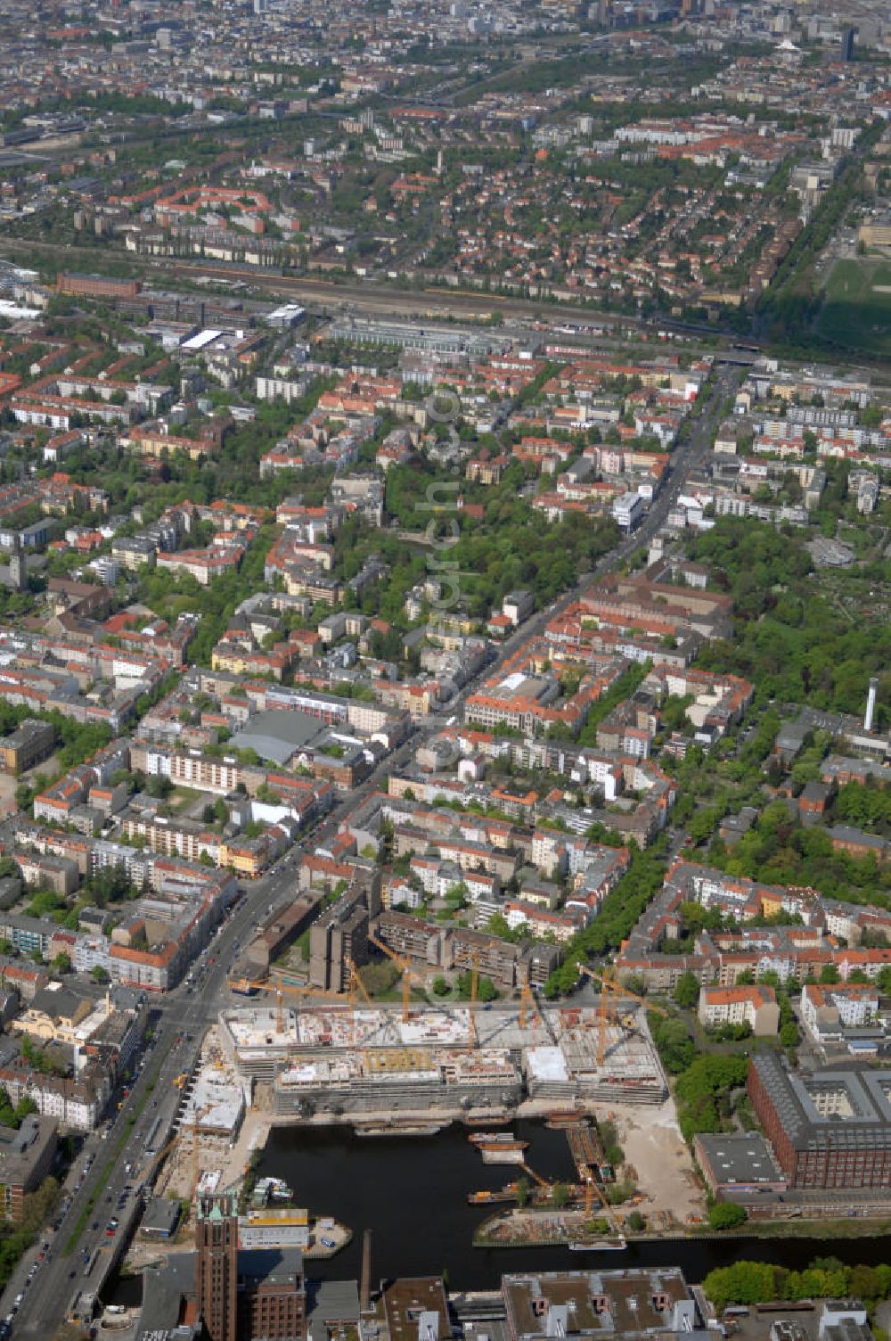 Berlin from above - Blick auf die Baustelle vom Umbau Hafen Tempelhof am Ullsteinhaus. Der Tempelhofer Hafen entstand 1906 zusammen mit dem Teltowkanal. Zwei Jahre später kam der Speicher hinzu, eine der ersten Stahlbetonbauten in Deutschland. Im Krieg wurde das Gebäude schwer zerstört. Nach dem Wiederaufbau lagerte dort ein Teil der Lebensmittel-Reserve für West-Berlin. Bis zum Herbst 2008 sollen neben einer Einzelhandelsfläche von knapp 20 000 Quadratmetern und eine Fläche von etwa 10000 Quadratmeter für Unterhaltung, Grünflächen und Flanierwege entstehen. Hierfür wird der alte Speicher von einem Neubau flankiert. Etwa 70 Geschäfte haben in beiden Gebäuden Platz. Auf dem Dach des Neubaus entstehen 600 Parkplätze. Der Hafen selbst bleibt exklusiv Fußgängern und Freizeitkapitänen vorbehalten. Adresse: Ordensmeisterstraße, 12099 Berlin-Tempelhof; Kontakt Architekt: REM+tec Architekten, Gesellschaft für Projektentwicklung und Denkmalschutz mbH, Kurfürstenstraße 132, 10785 Berlin,Tel. 030 264767-70, Fax 030 264767-47, info@remtec.eu,