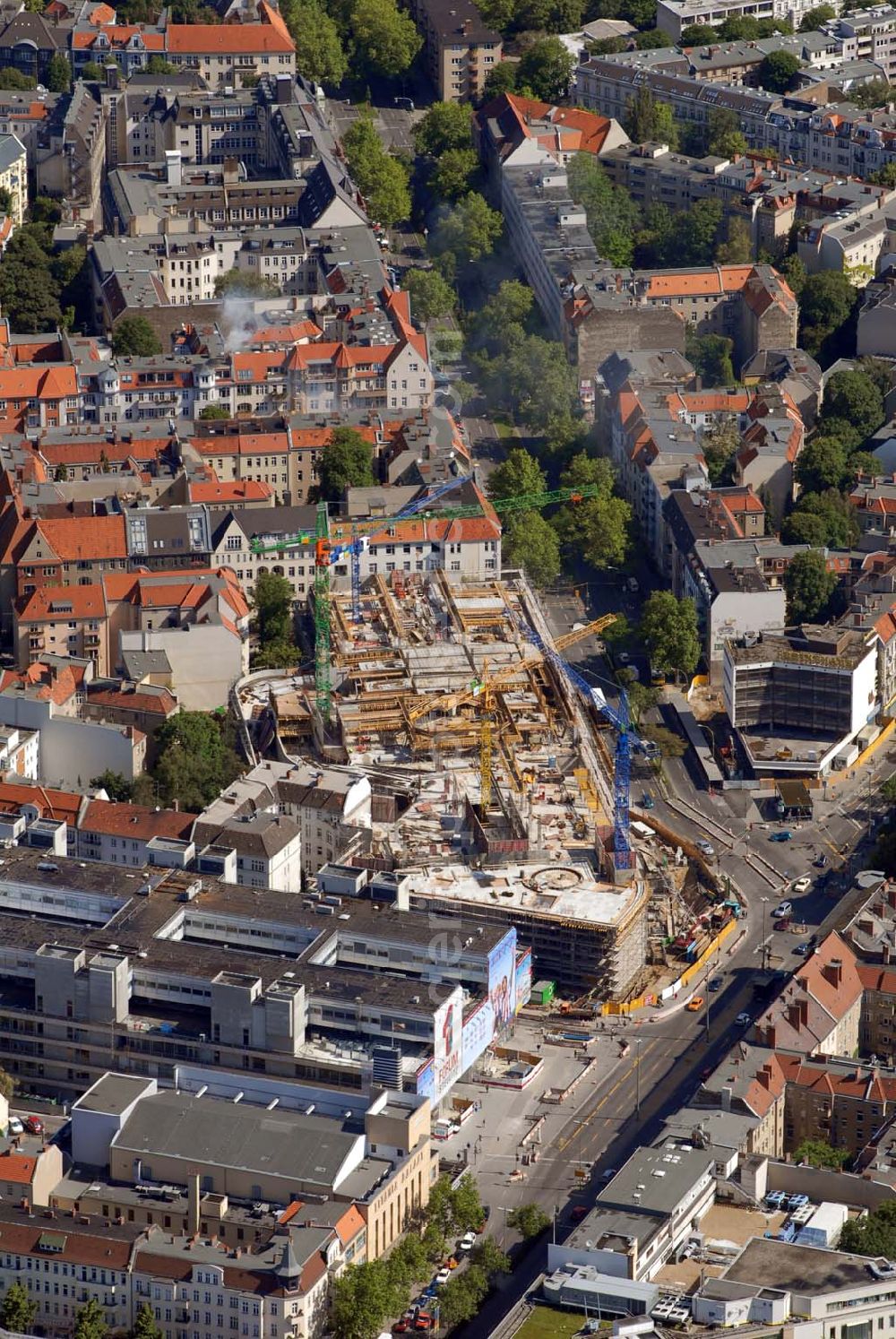 Aerial image Berlin-Steglitz - Blick auf die Umbau- und Erweiterungsbauarbeiten am FORUM STEGLITZ.Verwaltung: Donaldsons Deutschland GmbH & Co. KG Kochstraße 22,10969 Berlin, info@forum-steglitz.deHeiner Hutmacher, Tel: 030/7929066, heiner.hutmacher@donaldsons.de Investor: Hammerson Group, Verwaltung: Donaldsons Deutschland GmbH & Co. KG,Kochstraße 22,10969 Berlin