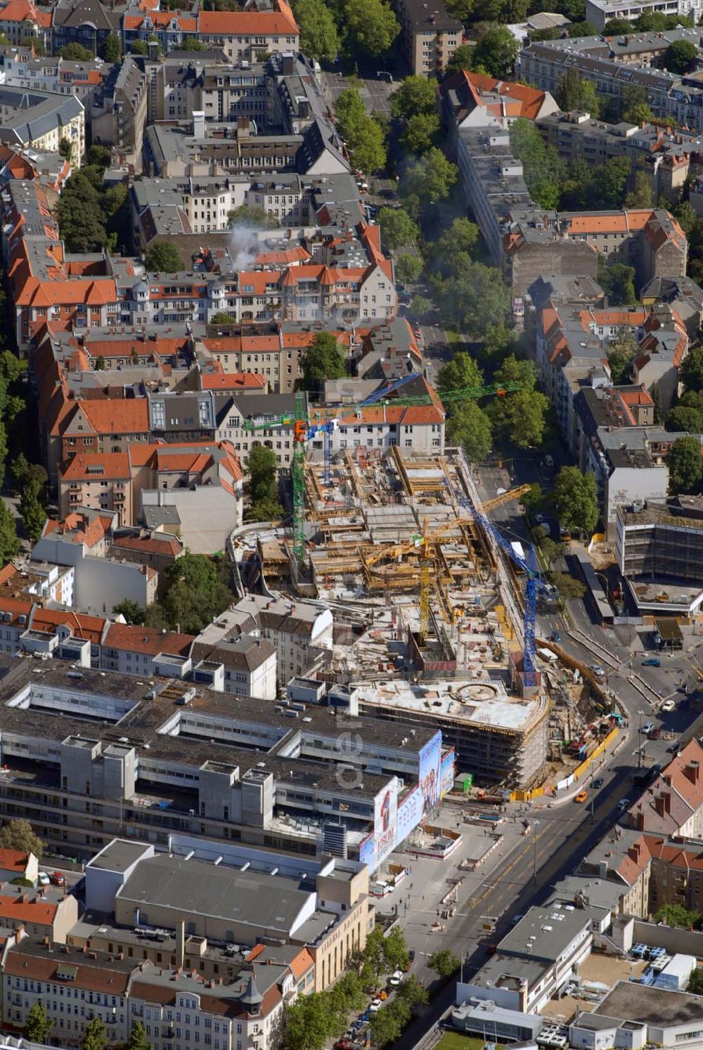 Berlin-Steglitz from the bird's eye view: Blick auf die Umbau- und Erweiterungsbauarbeiten am FORUM STEGLITZ.Verwaltung: Donaldsons Deutschland GmbH & Co. KG Kochstraße 22,10969 Berlin, info@forum-steglitz.deHeiner Hutmacher, Tel: 030/7929066, heiner.hutmacher@donaldsons.de Investor: Hammerson Group, Verwaltung: Donaldsons Deutschland GmbH & Co. KG,Kochstraße 22,10969 Berlin