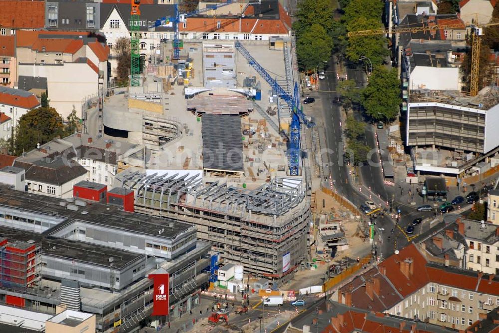 Aerial photograph Berlin Steglitz - Blick auf die Umbau- und Erweiterungsbauarbeiten am FORUM STEGLITZ KG - Grundstücksgesellschaft Schloßstraße 1/2 mbH & Co. Schloßstraße 1, 12163 Berlin - forumsteglitz@donaldsons.de - Tel.: 792 90 66 Investor: Hammerson Group - Verwaltung: Donaldsons Deutschland GmbH & Co. KG, Kochstraße 22, 10969 Berlin - Ansprechpartner: Herr Dirk Meyer