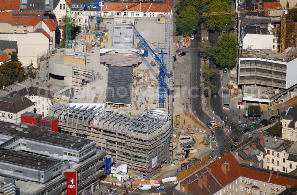 Berlin Steglitz from above - Blick auf die Umbau- und Erweiterungsbauarbeiten am FORUM STEGLITZ KG - Grundstücksgesellschaft Schloßstraße 1/2 mbH & Co. Schloßstraße 1, 12163 Berlin - forumsteglitz@donaldsons.de - Tel.: 792 90 66 Investor: Hammerson Group - Verwaltung: Donaldsons Deutschland GmbH & Co. KG, Kochstraße 22, 10969 Berlin - Ansprechpartner: Herr Dirk Meyer