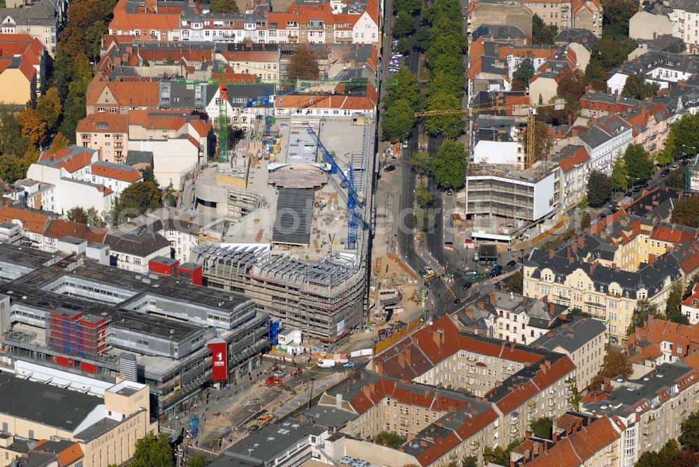 Berlin Steglitz from the bird's eye view: Blick auf die Umbau- und Erweiterungsbauarbeiten am FORUM STEGLITZ KG - Grundstücksgesellschaft Schloßstraße 1/2 mbH & Co. Schloßstraße 1, 12163 Berlin - forumsteglitz@donaldsons.de - Tel.: 792 90 66 Investor: Hammerson Group - Verwaltung: Donaldsons Deutschland GmbH & Co. KG, Kochstraße 22, 10969 Berlin - Ansprechpartner: Herr Dirk Meyer