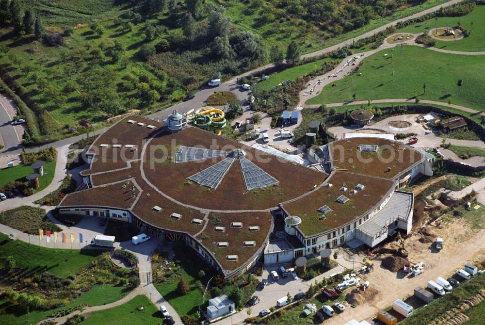 Aerial photograph Templin - Blick auf die Umbauarbeiten an der Naturtherme in Templin.Gut fünf Jahre nach der Eröffnung musste die Therme Templin (Uckermark) schon wieder für 7 Millionen Euro saniert und bis Dezember letzten Jahres geschlossen werden.Die 44 Beschäftigten wurden zum Teil entlassen.Bei der im Jahr 2000 eröffneten Therme gab es massive Bauschäden. Zusätzlich zur Sanierung werden die drei Eingänge zusammenlegt und das Bad attraktiver machen. So soll die Saunalandschaft ein neues Dampfbad erhalten, ein zweites Cleopatrabad eingerichtet und das Kinderareal umgebaut werden. Für die Renovierung hat die Stadt Kredite aufgenommen.Von den 35 Millionen Euro Baukosten hatte das Land seinerzeit 27 Millionen bezahlt.Die Therme leidet seit der Eröffnung unter sinkenden Besucherzahlen und explodierenden Betriebskosten. 2004 konnte eine Insolvenz nur durch eine städtische Bürgschaft abgewendet werden. Auch im vergangenen Jahr sind die Besucherzahlen noch einmal um zehn Prozent auf 250 000 zurückgegangen.Angesichts der großen Konkurrenz unter den sieben Thermal- und den vielen weiteren Spaßbädern im Land dürfte die für nicht preiswerte Eintrittspreise bekannte Therme mit weiteren Schwierigkeiten rechnen müssen. NaturThermeTemplin GmbH,Dargersdorfer Str 121,17268 Templin - Thermalsoleheilbad,Telefon: 03987 201100,E-Mail: info@naturthermetemplin.de,Geschäftsführer:Herr Kurt Stroß E-Mail: kurt.stross@naturthermetemplin.de